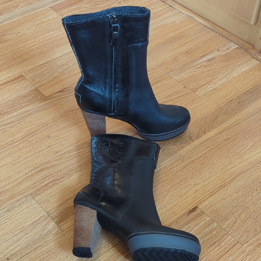 Sorel Black Leather Heeled Boots